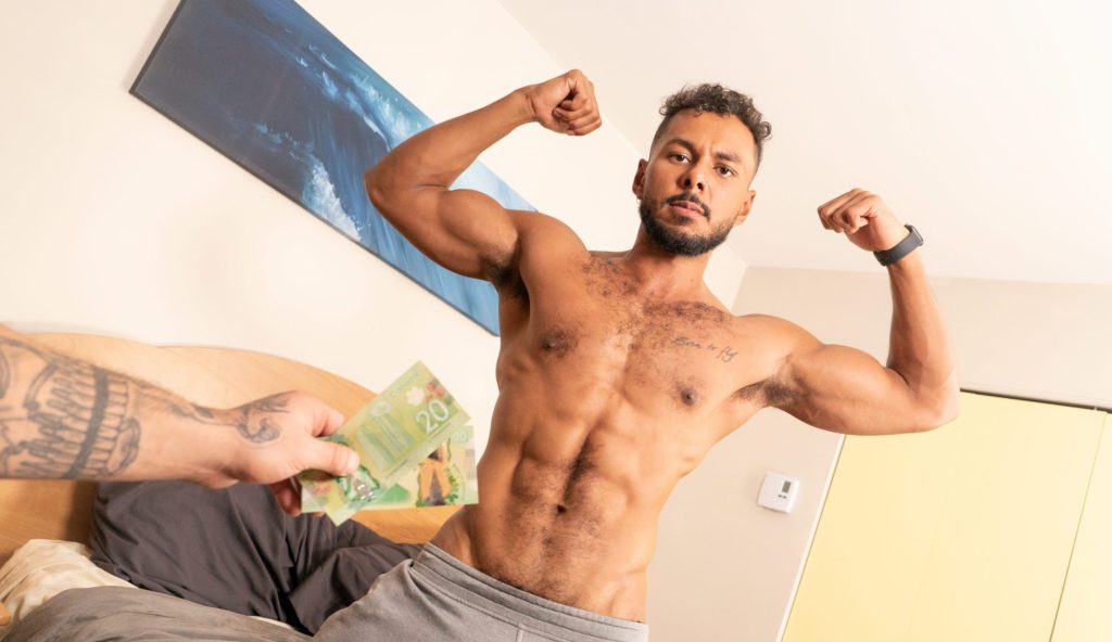 Ichatonline Milo Madera shows off muscular body